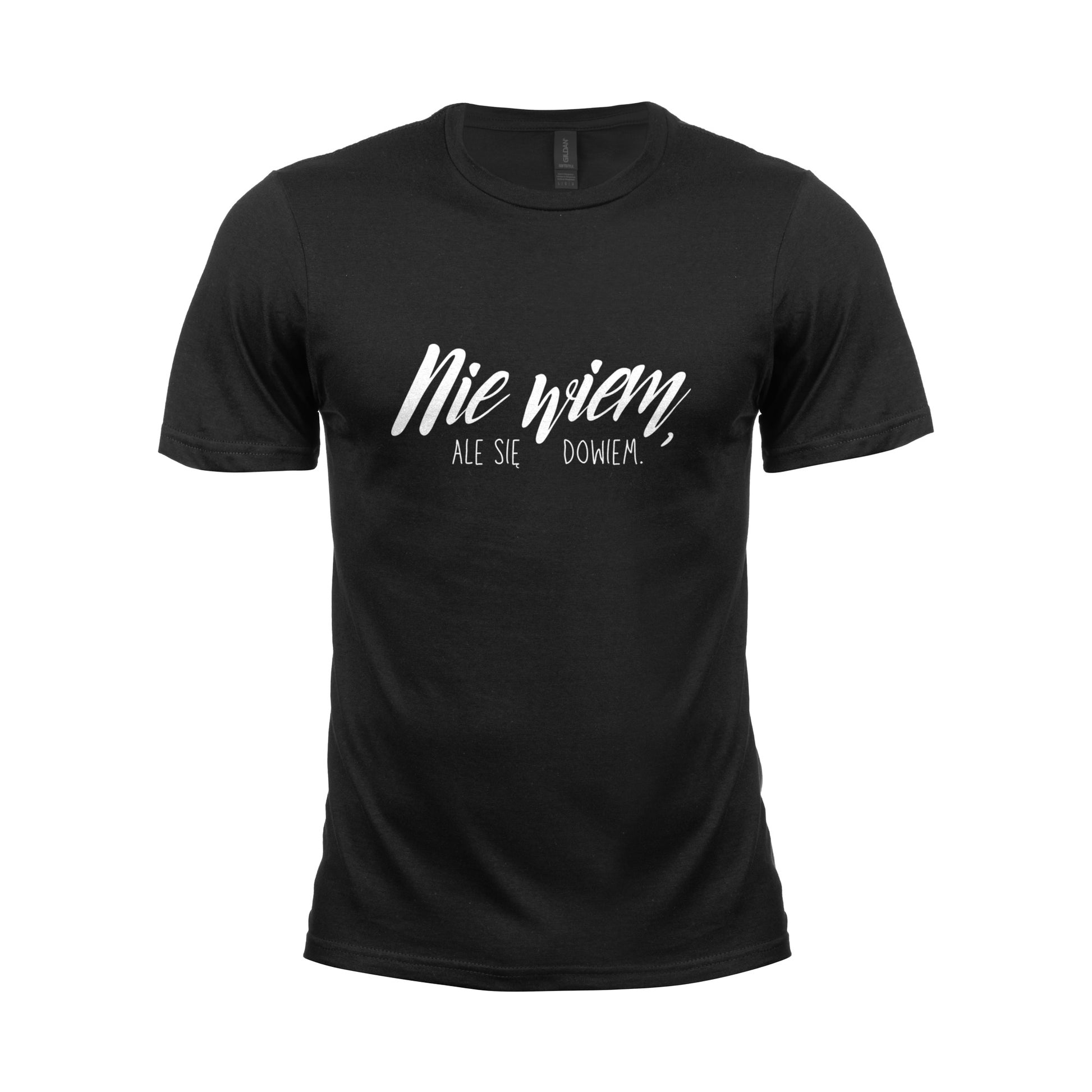 Wizualizacja czarnego męskiego  t-shirtu z białym napisem "Nie wiem, ale się dowiem"