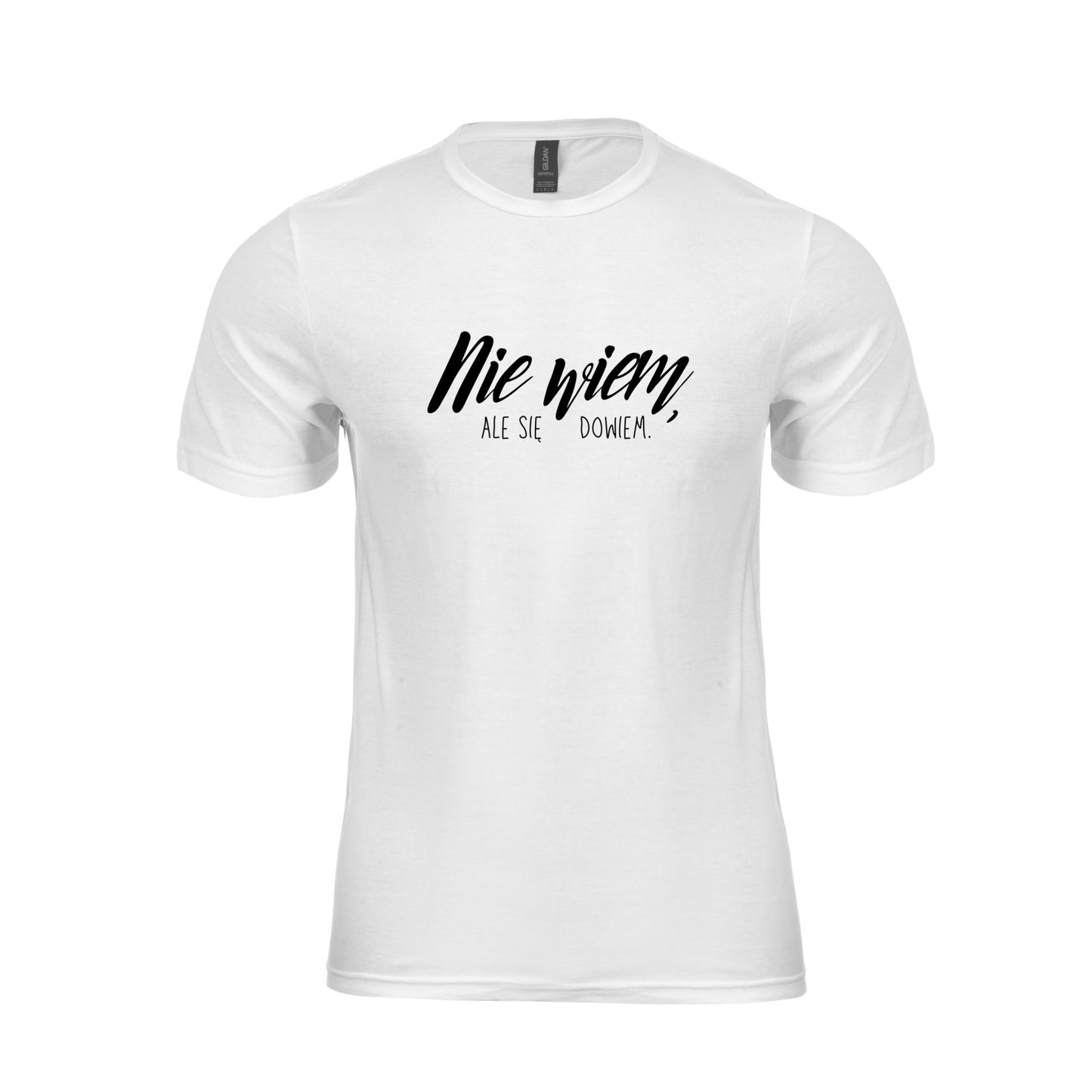 Wizualizacja białego męskiego t-shirtu z czarnym napisem "Nie wiem, ale się dowiem"