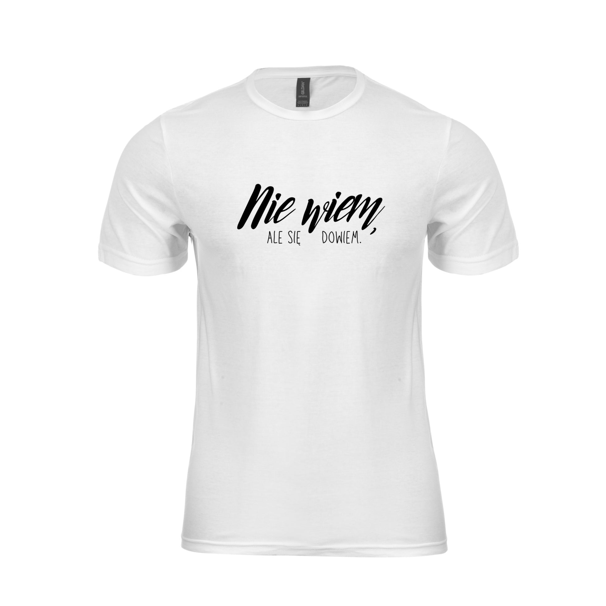 Wizualizacja białego męskiego t-shirtu z czarnym napisem "Nie wiem, ale się dowiem"