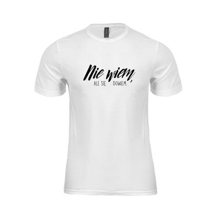 Wizualizacja białego męskiego t-shirtu z czarnym napisem "Nie wiem, ale się dowiem"