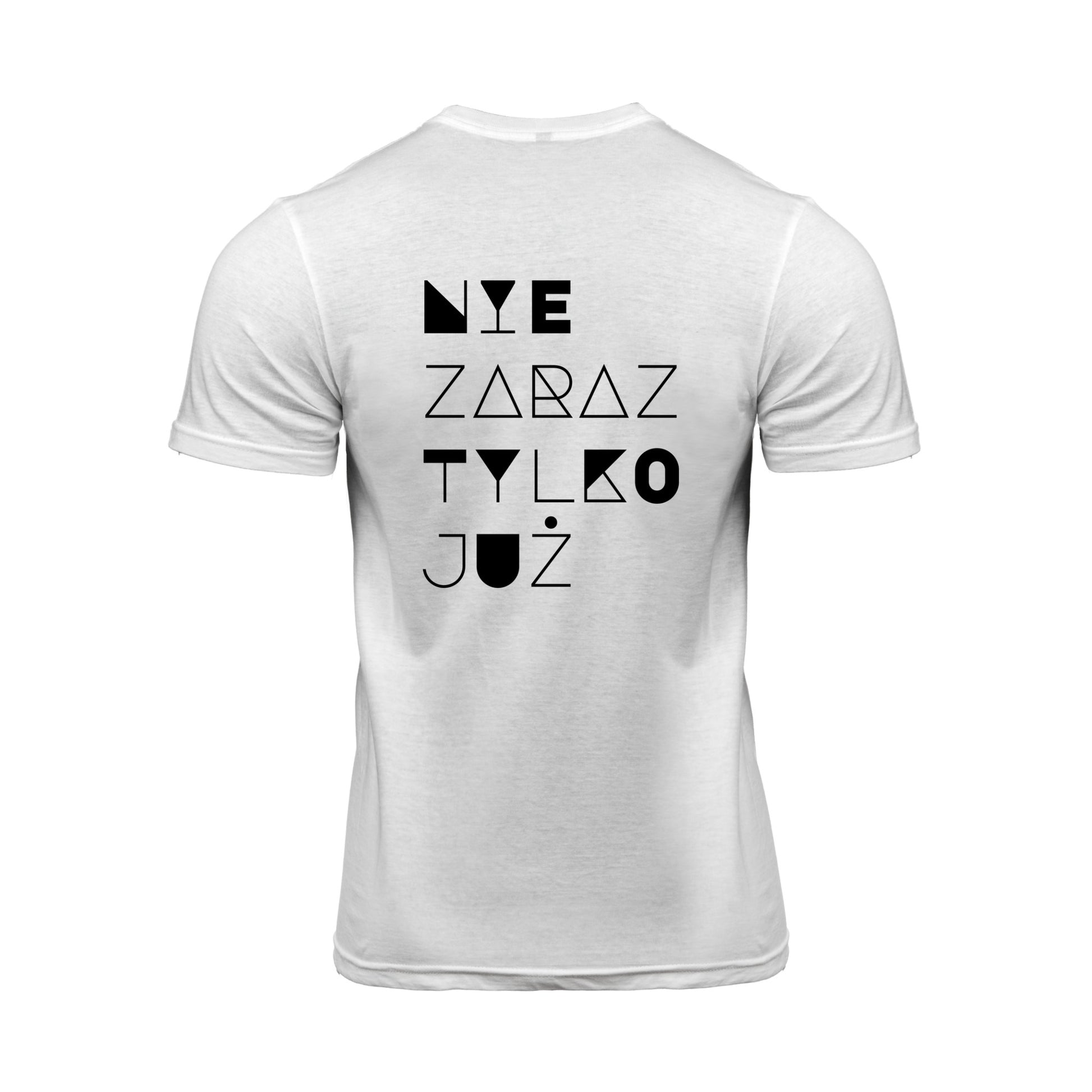 Wizualizacja męskiego białego t-shirta z czarnym napisem na plecach "Nie zaraz, tylko już"