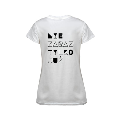 Wizualizacja damskiego białego t-shirta z czarnym napisem na plecach "Nie zaraz, tylko już"