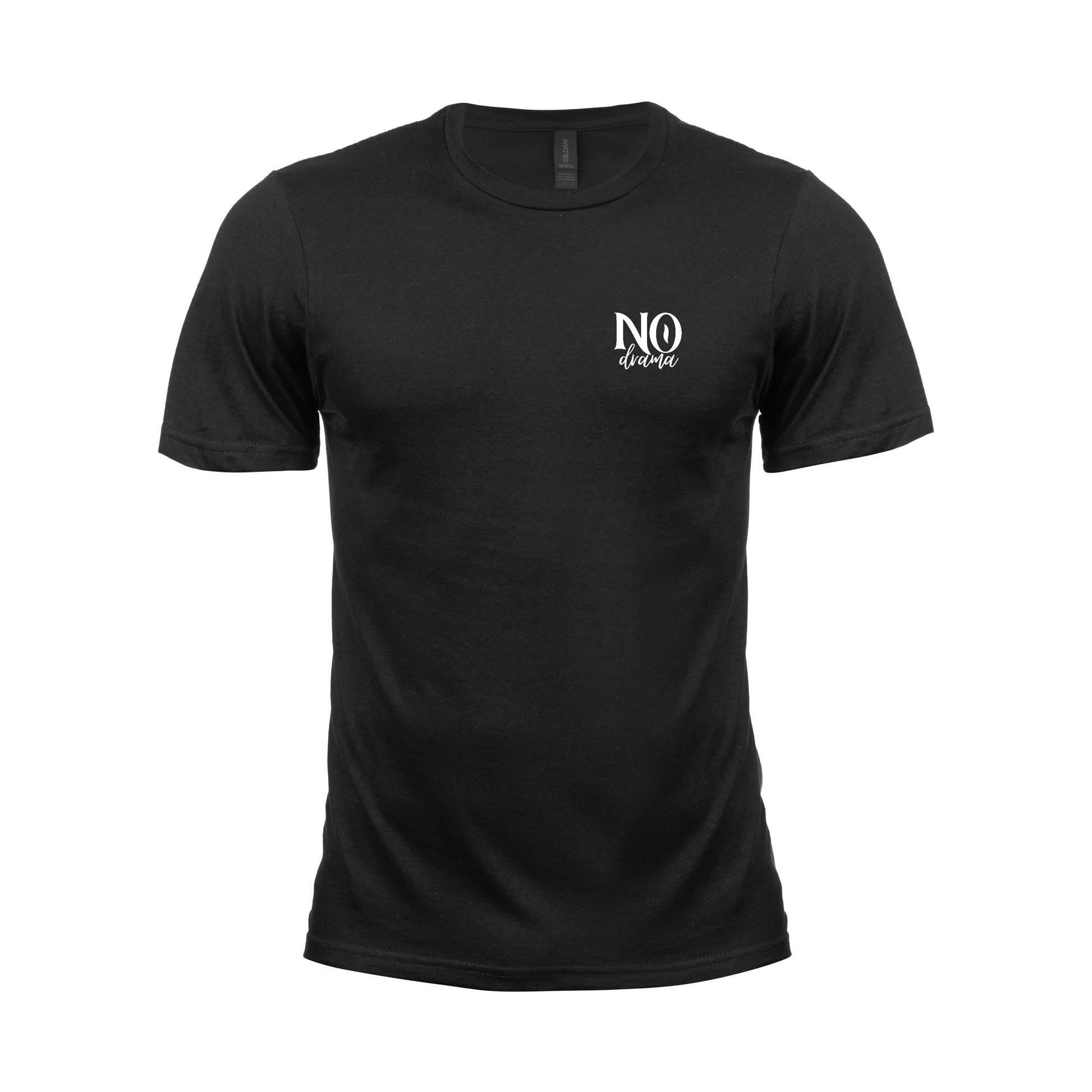 Wizualizacja męskiej czarnej koszulki z małym białym napisem "No drama"