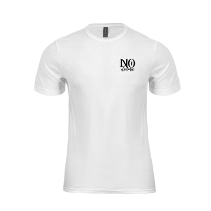 Wizualizacja męskiej białej koszulki z małym czarnym napisem "No drama"