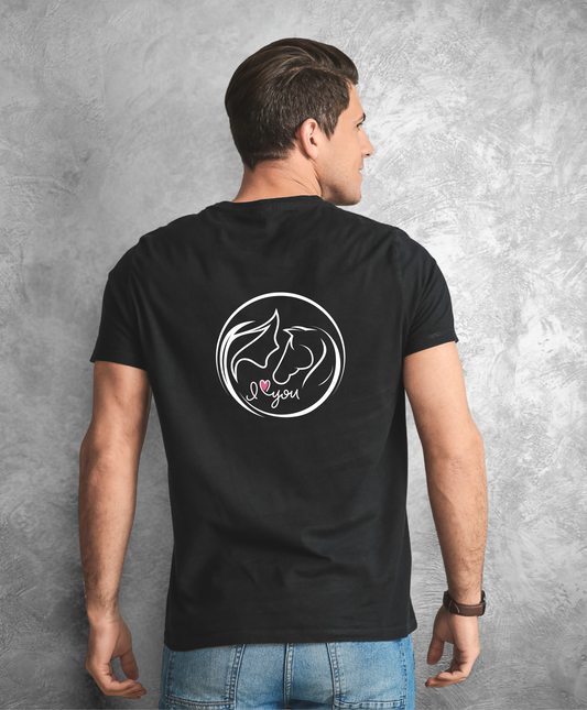 Zdjęcie przedstawia mężczyznę stojącego tyłem do kamery. Ubrany jest w czarny t-shirt z nadrukiem na plecach.  Nadruk przedstawia koło z graficznie pokazaną głową kobiety i konia z profilu oraz napis I love you, gdzie słowo "love" przedstawione jest jako różowe serce. Reszta nadruku jest w kolorze białym.