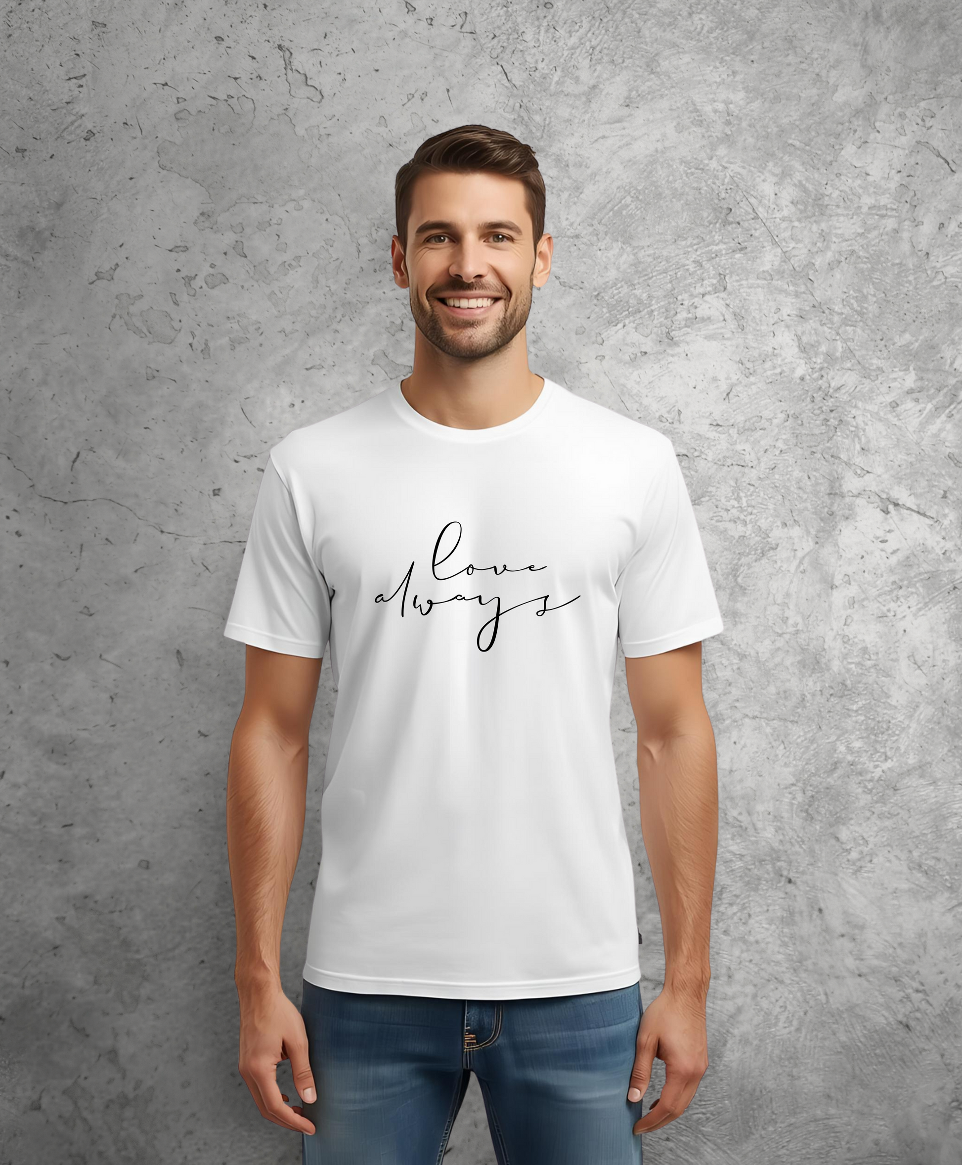 Uśmiechnięty mężczyzna stojący przodem do kamery, ubrany w biały t-shirt z czarnym napisem "Love always"