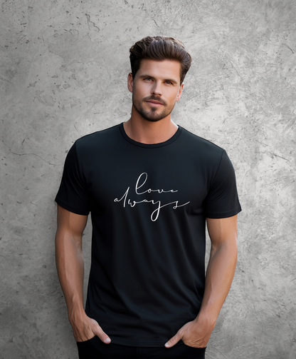 Uśmiechnięty mężczyzna stojące przodem do kamery, ubrana w czarny t-shirt z białym napisem "Love always"