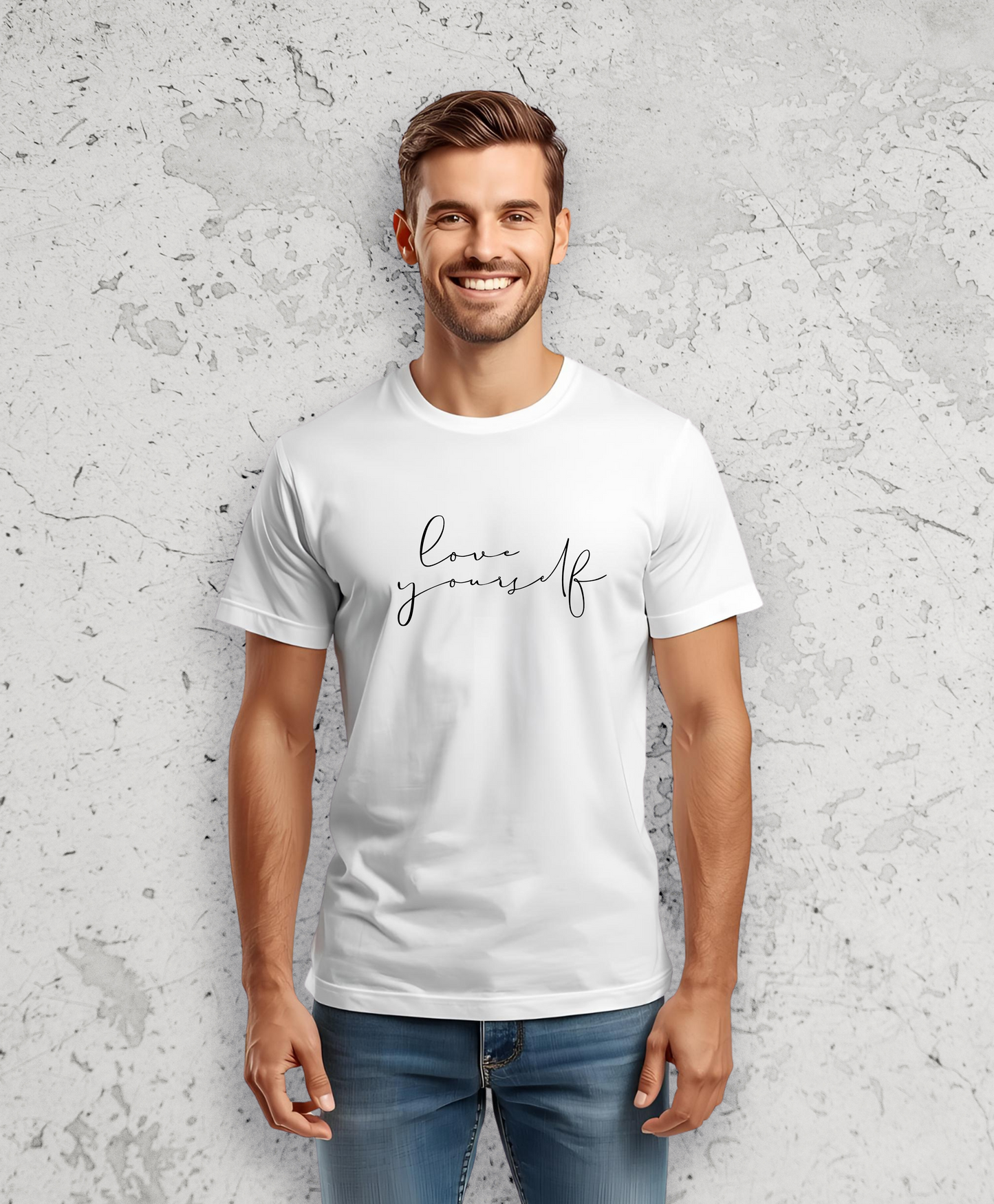 Uśmiechnięty mężczyzna w białym t-shirta z czarnym nadrukiem "Love yourself"