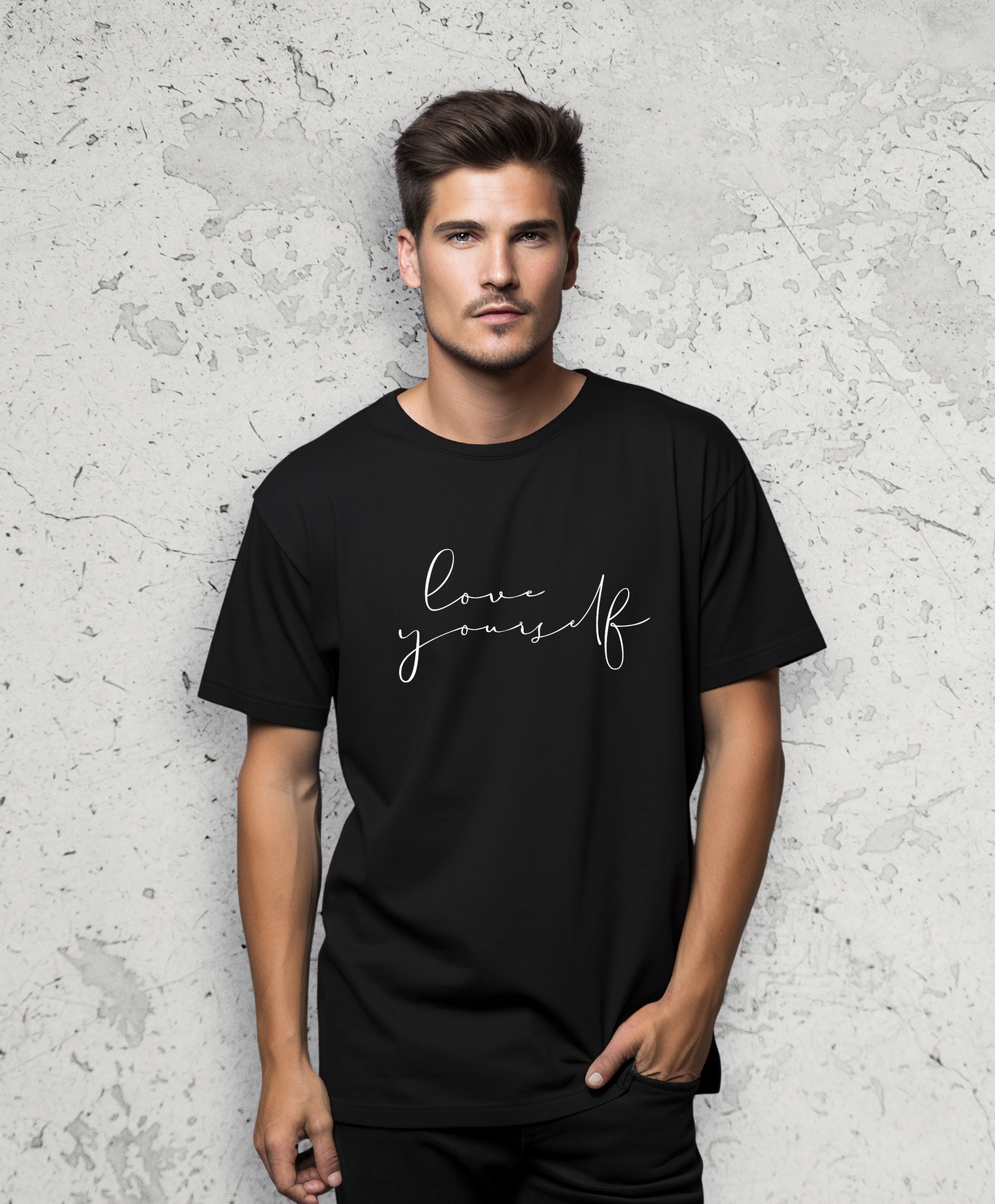 Uśmiechnięty mężczyzna w czarnym t-shirta z białym nadrukiem "Love yourself"