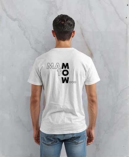 Mężczyzna stojący tyłem do kamery. Ubrany w biały t-shirt z czarnym napisem "Mam to w..."