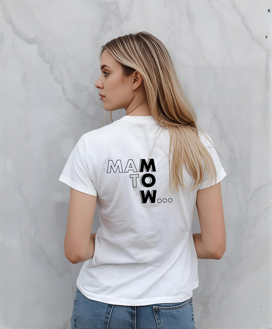 Kobieta stojąca tyłem do kamery. Ubrana w białym t-shircie z czarnym napisem "Mam to w..."