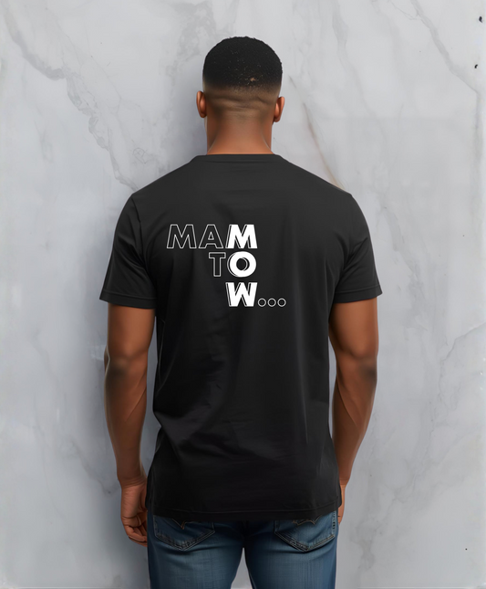 Mężczyzna stojący tyłem do kamery. Ubrany w czarny t-shirt z białym napisem "Mam to w..."