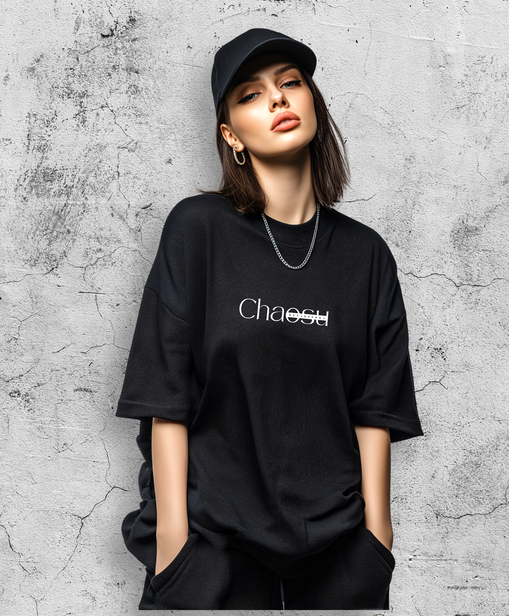 kobieta w białej koszulce z czarnym napisem "Menadżerka chaosu"