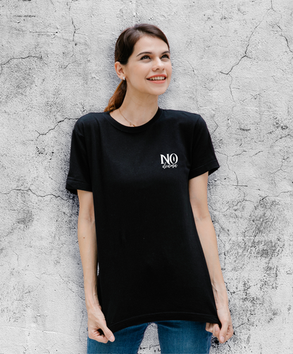 Kobieta w czarnym t-shircie z biały małym czarnym napisem "No drama"