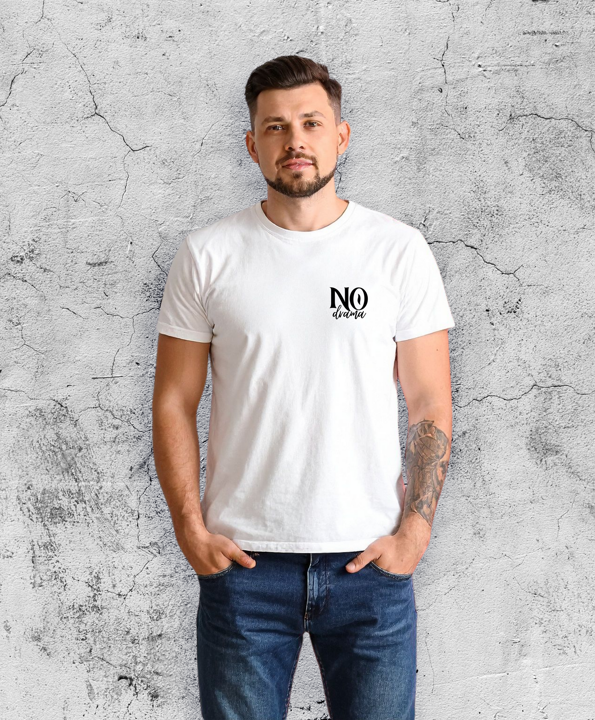 Mężczyzna w białym t-shircie z czarnym małym czarnym napisem "No drama"