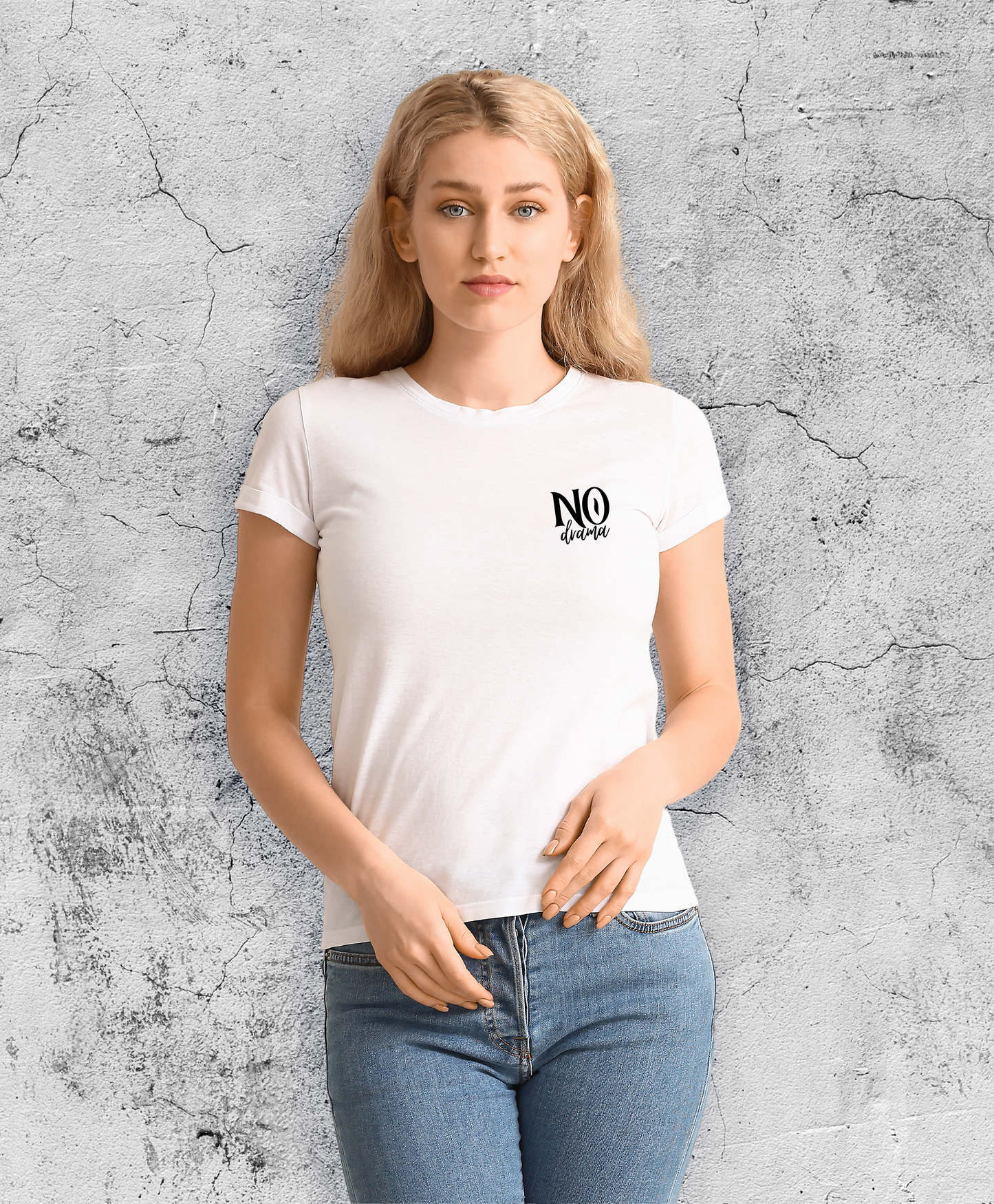 Kobieta w białym t-shircie z czarnym małym czarnym napisem "No drama"