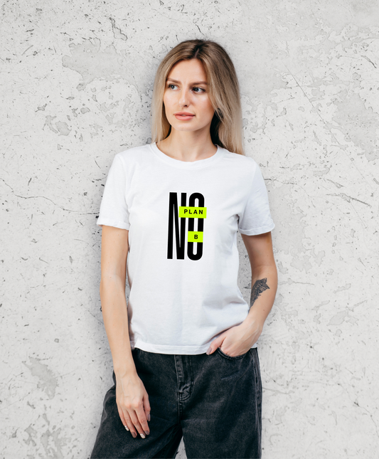 Kobieta w białej koszulki z czarnym napisem "No plan B"