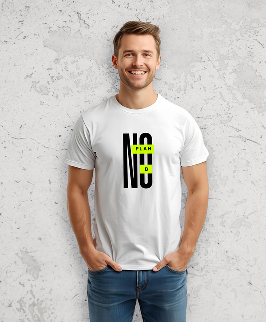 Mężczyzna w białej koszulki z czarnym napisem "No plan B"