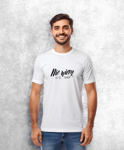 Uśmiechnięty mężczyzna w białym t-shircie z czarnym napisem "Nie wiem, ale się dowiem"