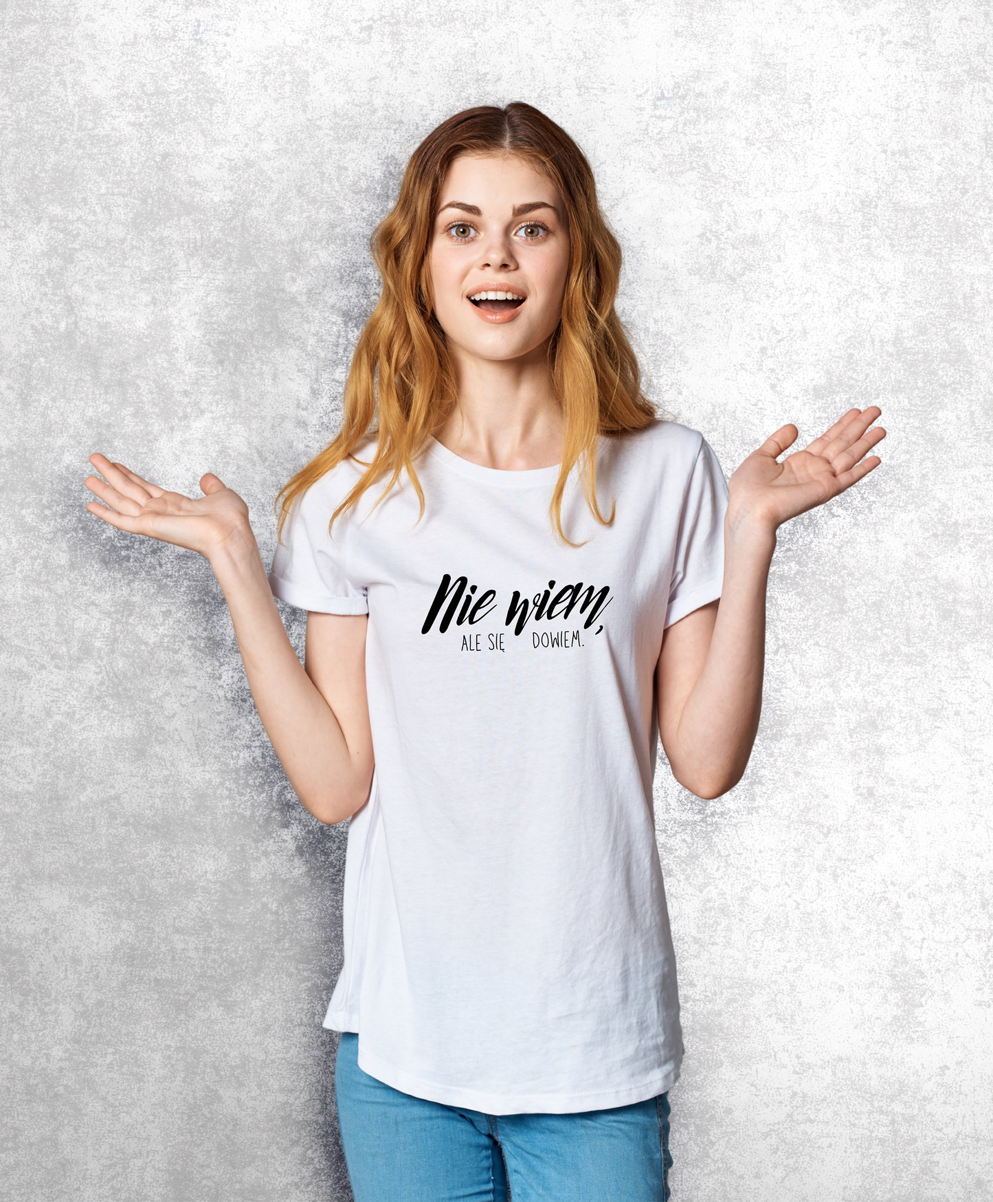Uśmiechnięta kobieta w białym t-shircie z czarnym napisem "Nie wiem, ale się dowiem"