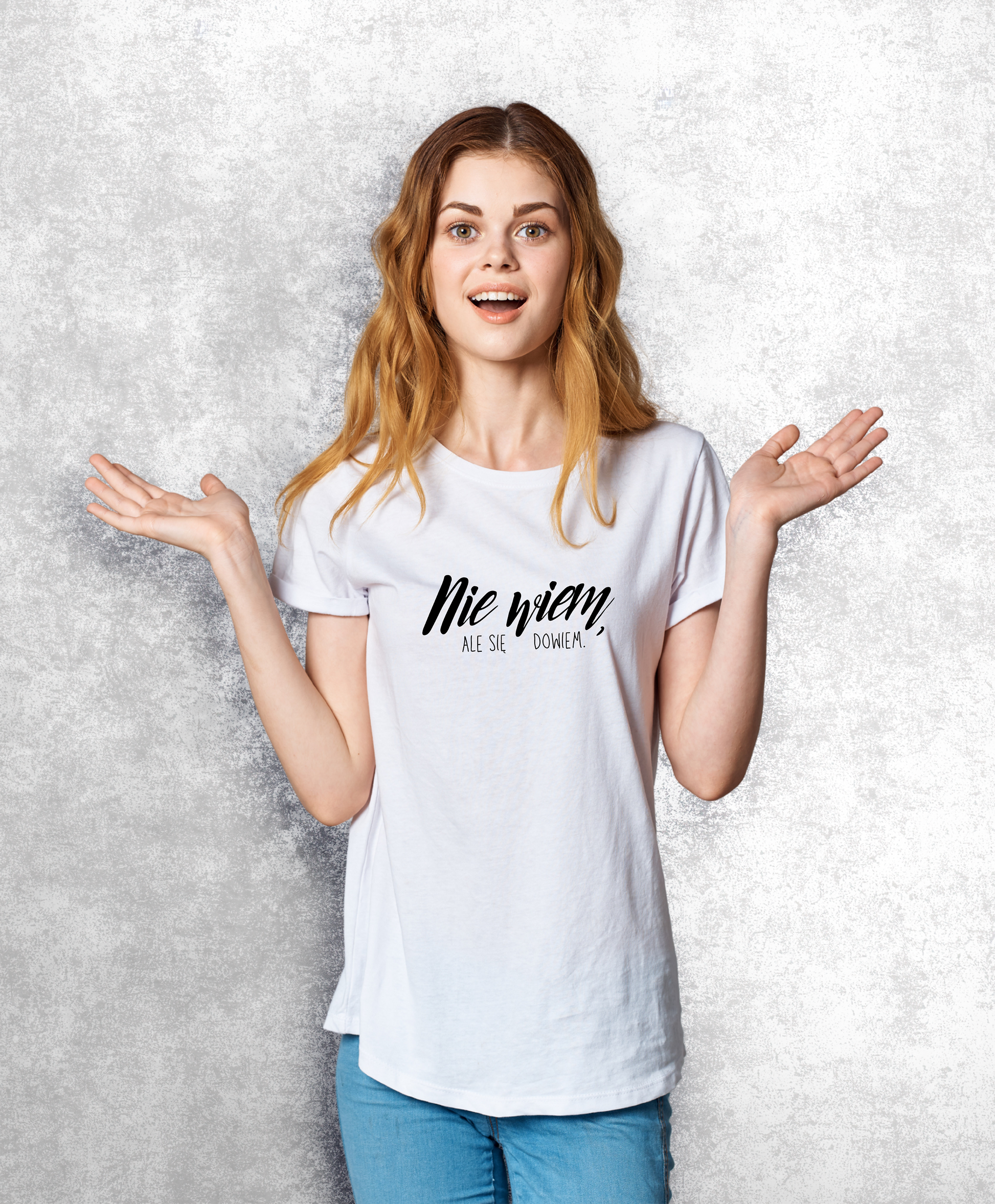 Uśmiechnięta kobieta w białym t-shircie z czarnym napisem "Nie wiem, ale się dowiem"