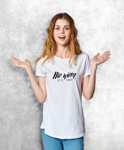 Uśmiechnięta kobieta w białym t-shircie z czarnym napisem "Nie wiem, ale się dowiem"