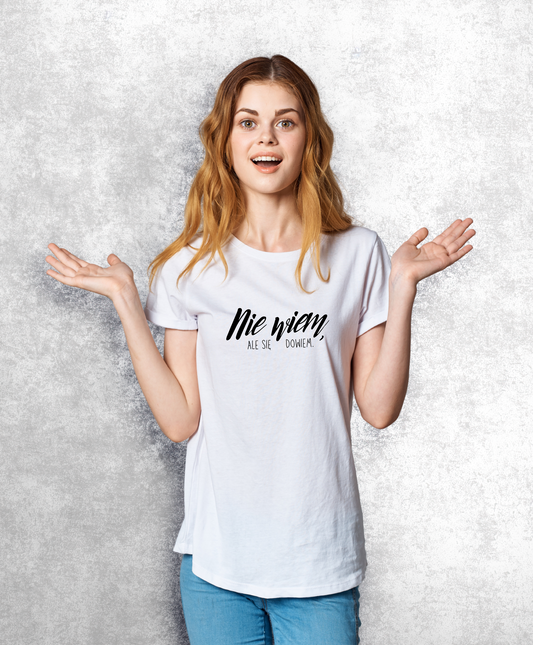 Uśmiechnięta kobieta w białym t-shircie z czarnym napisem "Nie wiem, ale się dowiem"