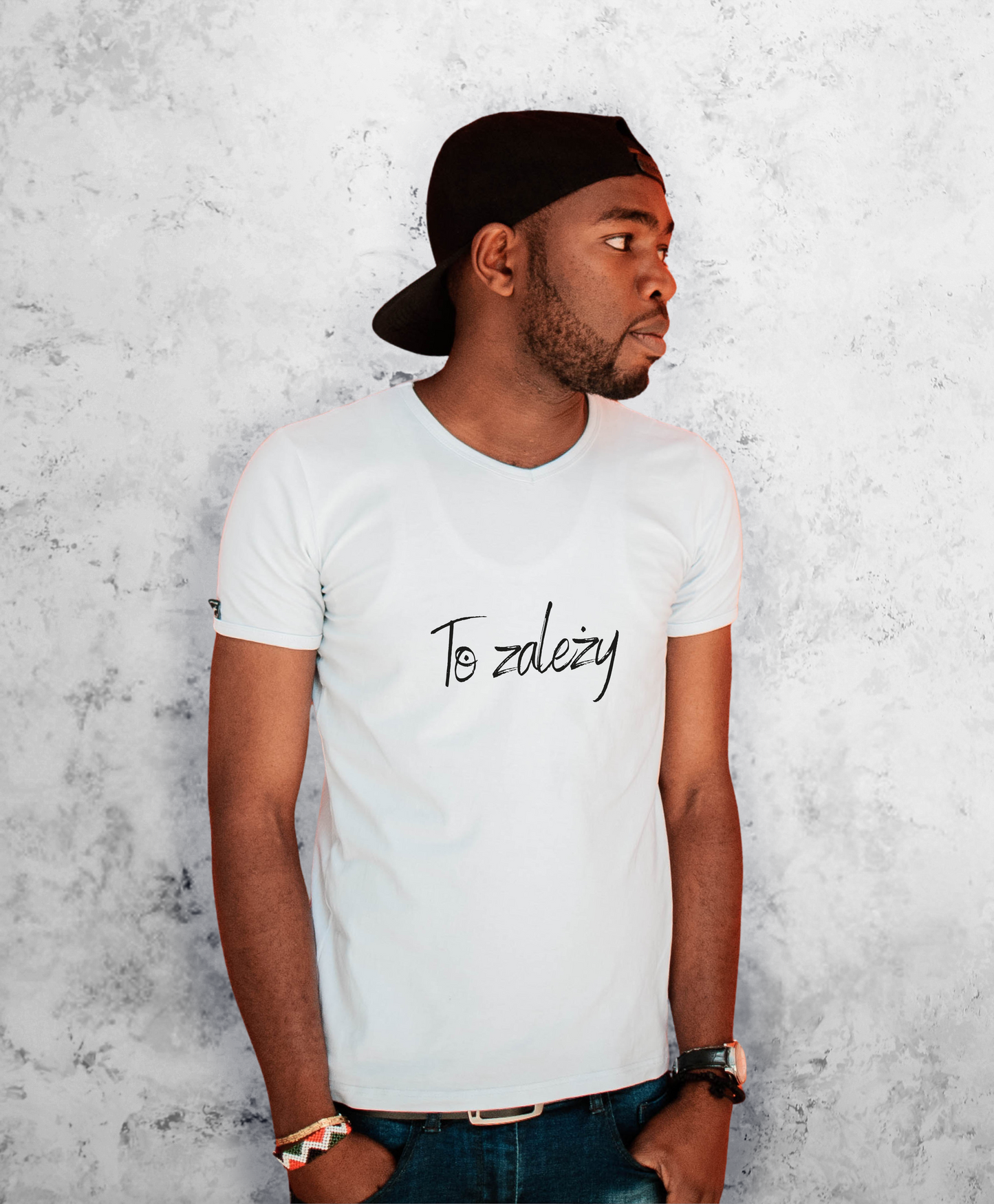 Zdjęcie przedstawia mężczyznę, ubranego w białą koszulkę z czarnym napisem na przodzie "To zależy"