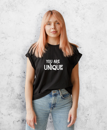 Zdjęcie przedstawia kobietę w czarnej koszulce z białym napisem "You are unique".