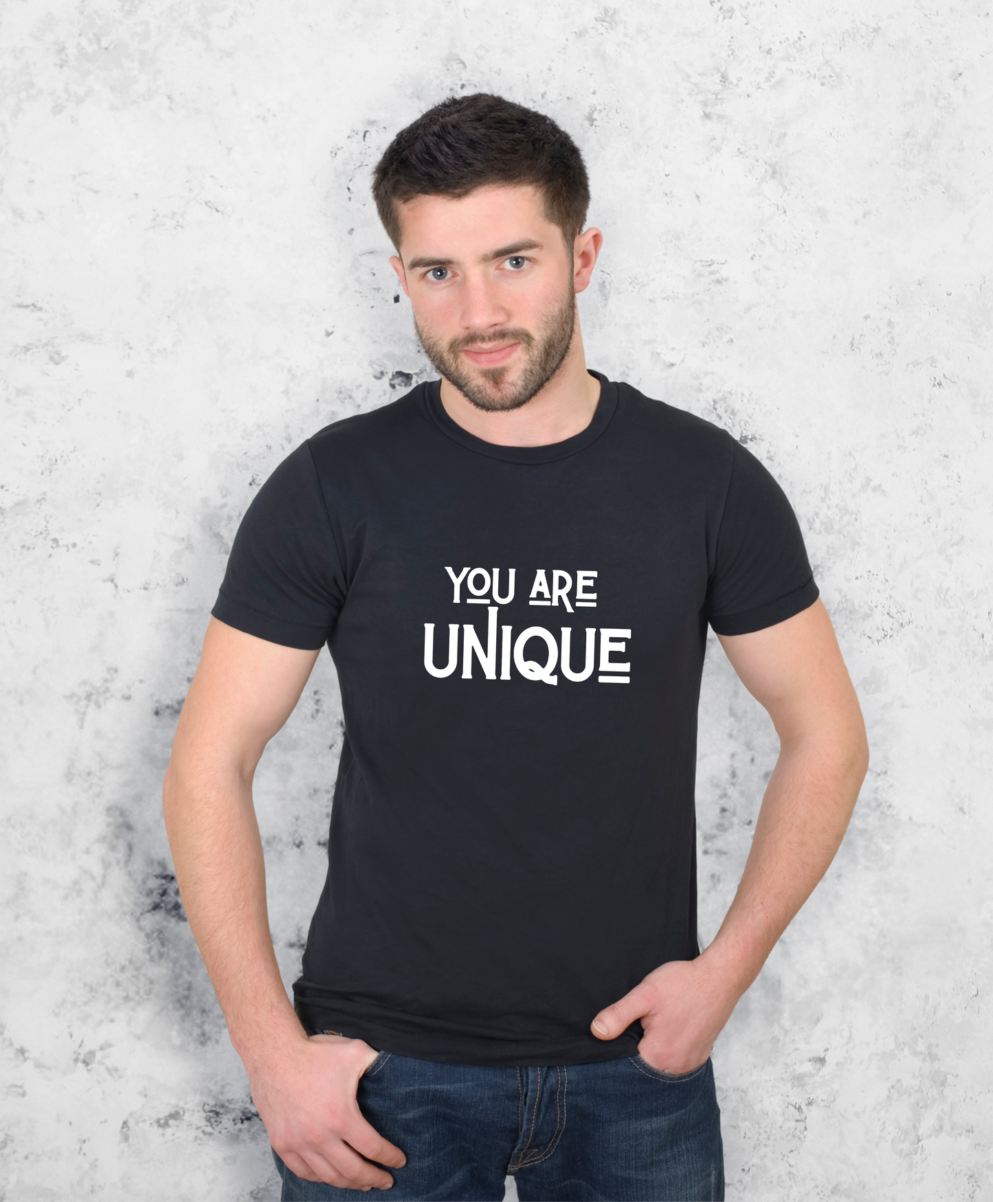 Zdjęcie przedstawia  mężczyznę w czarnej koszulce z białym napisem "You are unique".