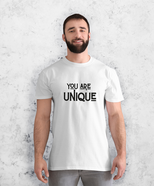 Zdjęcie przedstawia mężczyznę w białej koszulce z napisem "You are unique"