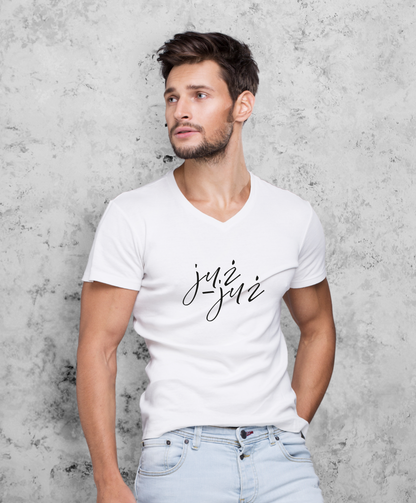 Mężczyzna w białej koszulkę z czarnym napisem "już-już". 