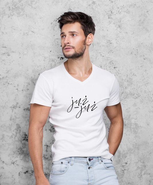 Mężczyzna w białej koszulkę z czarnym napisem "już-już". 