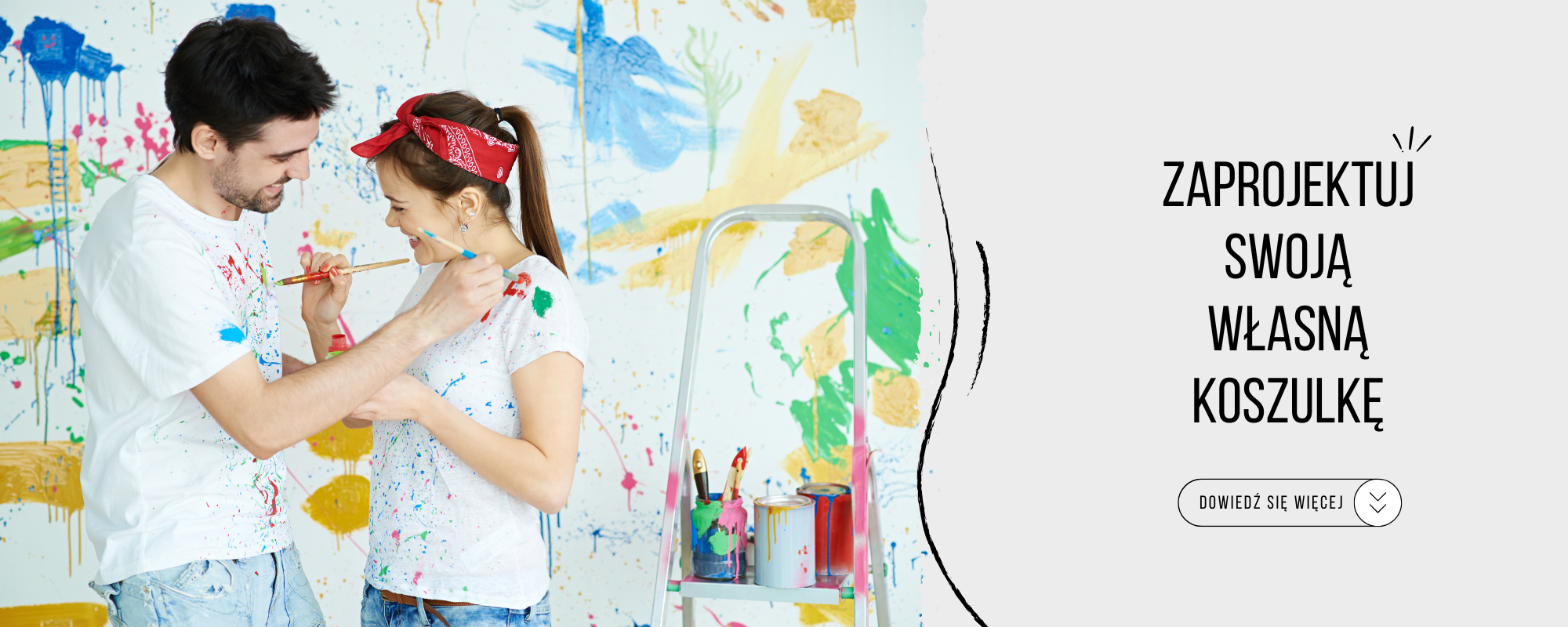 baner przedstawia uśmiechniętą parę, mężczyznę i kobietę, którzy pędzlami z kolorową farbą malują drugiej osobie ubranej w białą koszulkę różne wzory. Stoją one na tle pomazanej farbą ściany. Po prawej strony banery widnieje napis "Zaprojektuj swoją własną koszulkę, dowoedź się więcej"